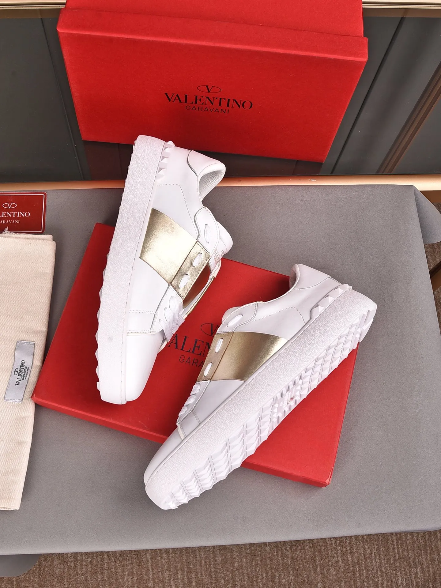 Men's shoes 440💰 (men and women couples) Valentino classic color matching series casual shoes. Made with heavy craftsmanship, good products pay attention to every detail. A must-have trendy item that can be worn all year round, it has been worn by many celebrities and Internet celebrities~~Imported cowhide surface, unique design concept, sheepskin lining, counter quality. Women’s clothing 35-40. Men’s clothing 39-44, 45-46 (returns and exchanges are not supported for custom-made items)